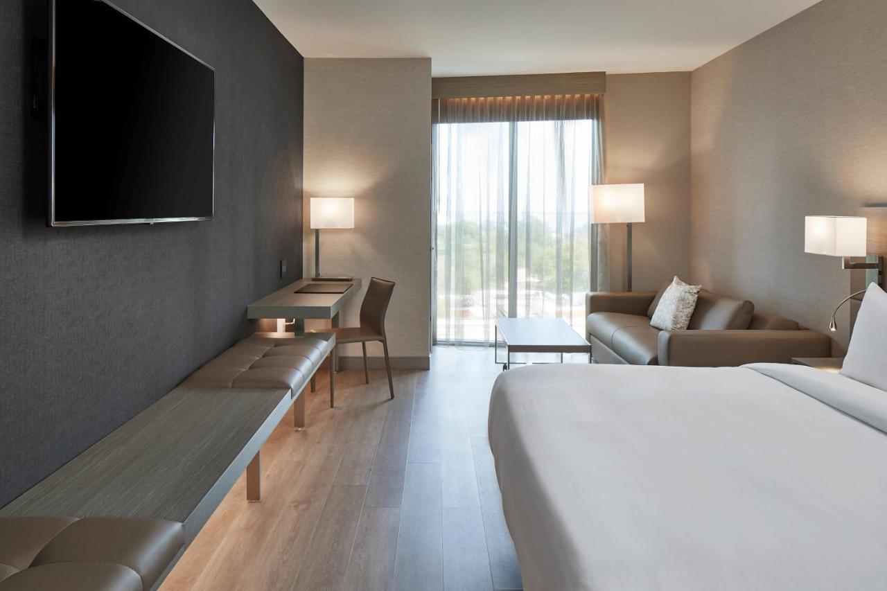 King Room with Sofa Bed - Hearing Accessible,1374143042:JPEG