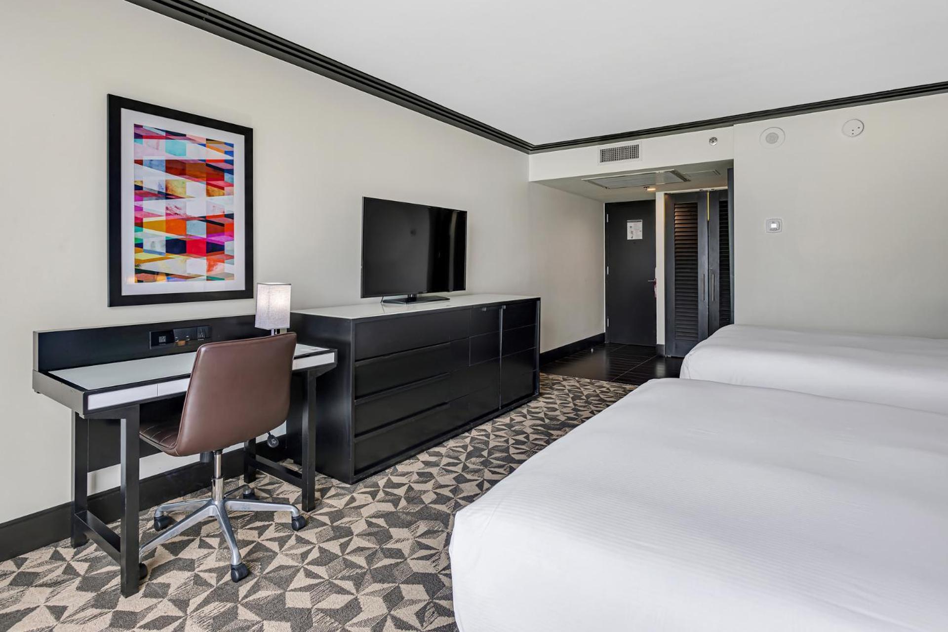 Zimmer mit 2 Queensize-Betten und Blick auf die Bucht