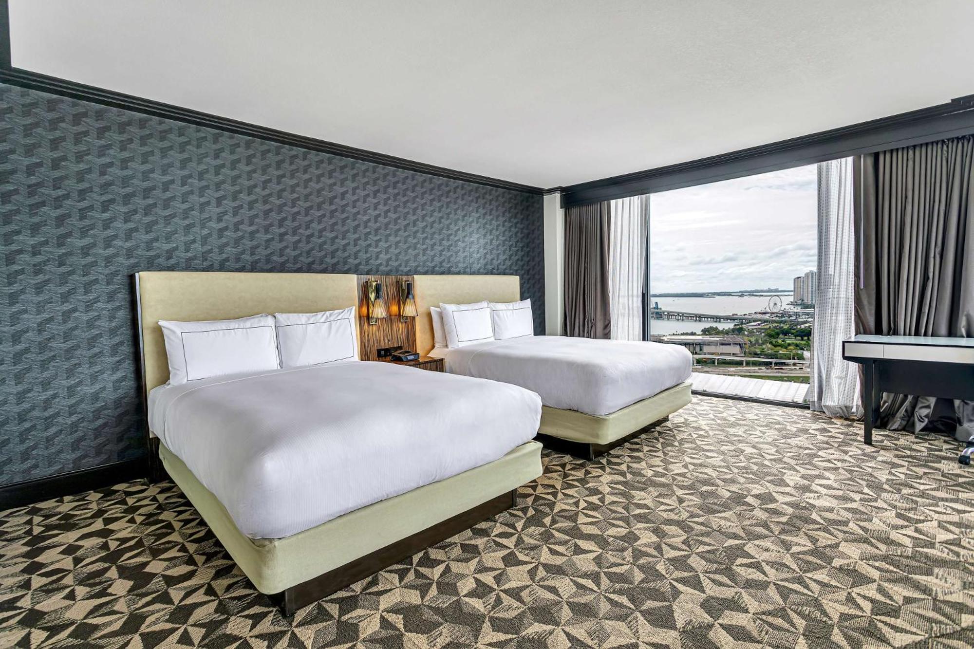 Junior Suite mit Queensize-Bett und Blick auf die Bucht