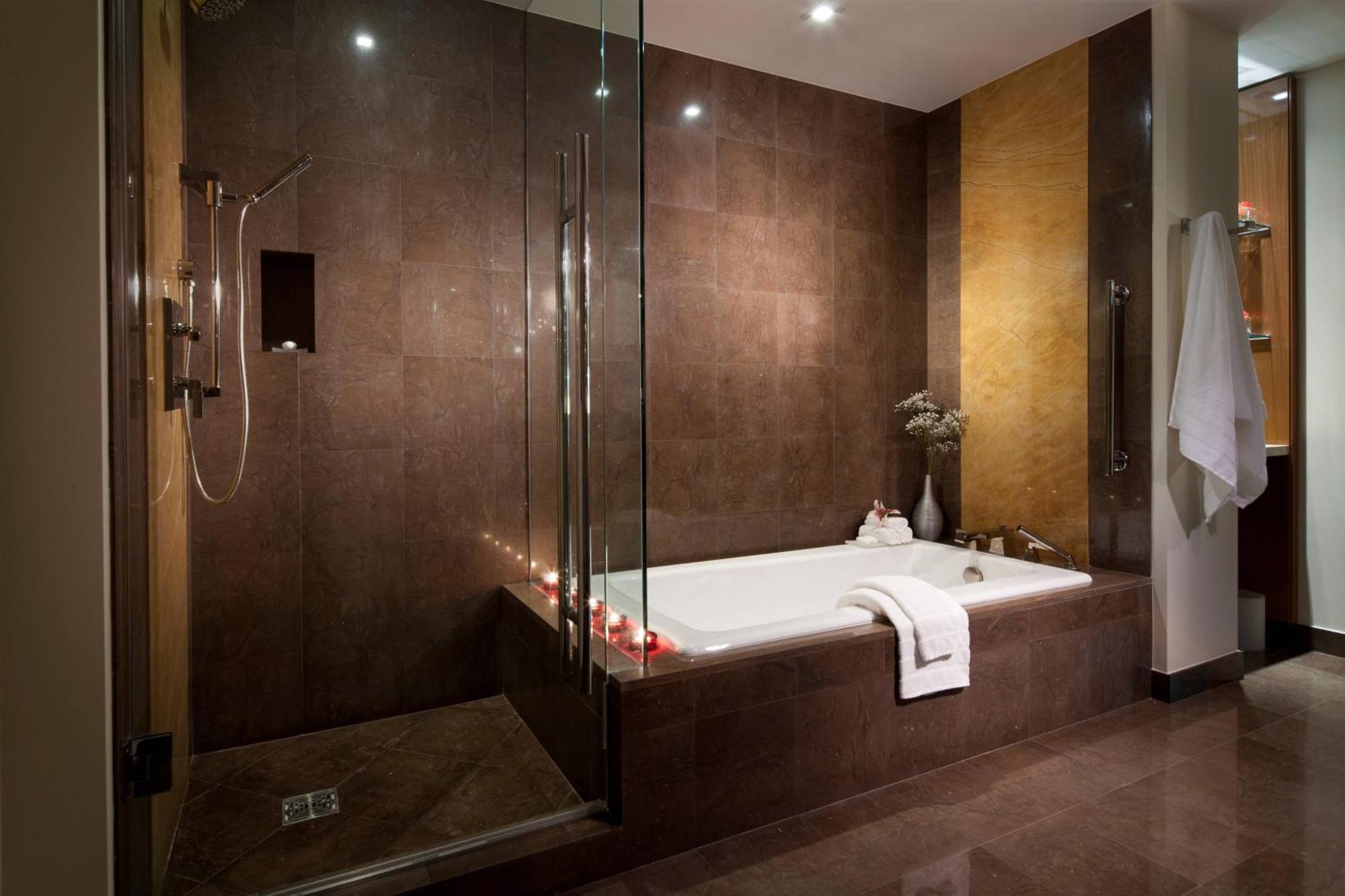 1 Bedroom Executive Suite 1 King City view Mobility Hearing Accessible w or Roll Shower,1643153701:JPEG