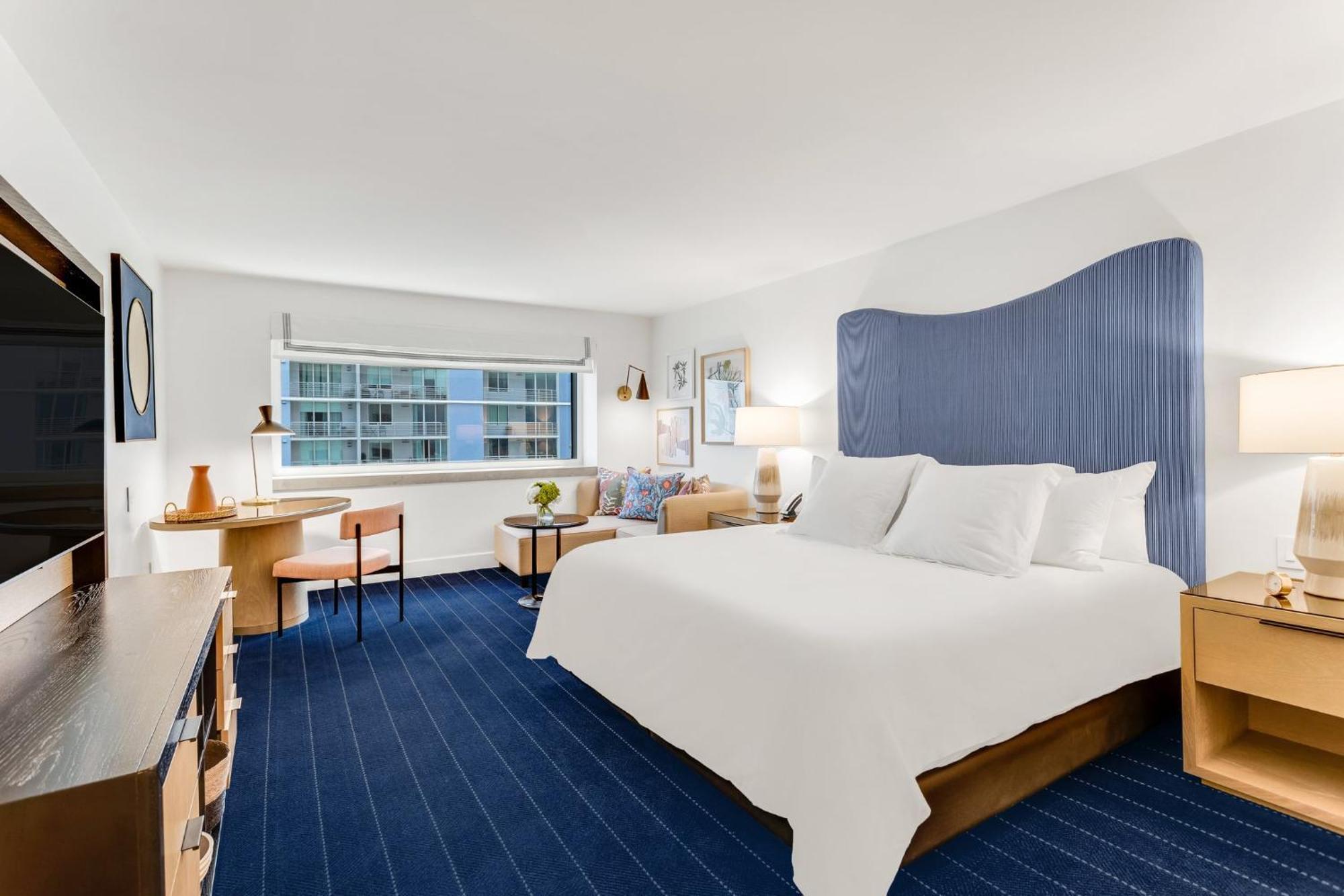 Classic Zimmer mit Kingsize-Bett, seitlichem Meerblick und Zugang zur Club Lounge