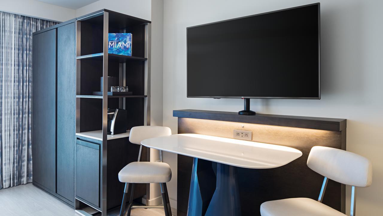 Zimmer mit 2 Queensize-Betten, Balkon und barrierefreier Badewanne